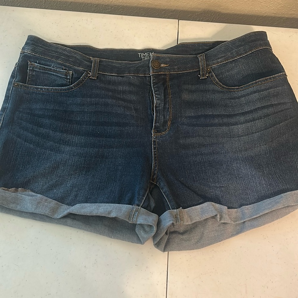 Time and Tru Mid-Rise Shorts